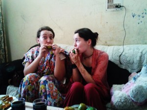 Katharina Didi und Christine Babu beim Mangoschlürfen